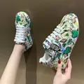 Sneakers con zeppa in stile coreano con graffiti colorati e design stringato frontale - 35 / Verde
