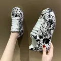 Sneaker stile coreano con suola spessa e stampa graffiti poker in bianco e nero - 35 / Nero