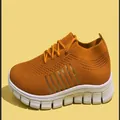 Atmungsaktiver fly-knit Freizeit-Laufschuh in Ingwer-Orange mit weißer Segmentsohle - 35 / Hellbraun