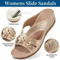 Gouden dames sleehak sandalen met bloemendecor en een ademende gevoerde binnenzool - Goud