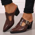 Vue détaillée de mules marron élégantes à bout pointu et talons blocs motif croco - US 5.5 / Café