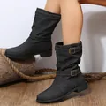 Detailansicht schwarzer Jeans-Stiefel mit Metallschnallen und rustikaler Seildeko - 38 / Schwarzer Stoff