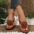 Detalle de sandalias de plataforma marrones con una elegante flor decorativa en 3D. - 36 / Tostado