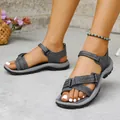 Primer plano de sandalias deportivas grises para mujer con suela blanda - 36 / Gris (E6605)