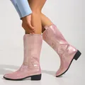 Bottes de cow-boy métallisées roses avec broderies blanches et détail de talon carré - Rose
