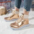 Detailopname van metallic champagne dames enkellaarsjes met witte voering van imitatiebont - 38 / Roségoud