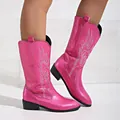 Gros plan de bottes western rose métallisé avec broderie aile blanche et talon carré - Rose rouge
