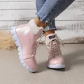 Detailweergave van roze herfst winterlaarzen met witte voering van imitatiebont en veters. - 38 / Roze - Leren oppervlak