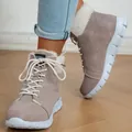 Casual taupe enkellaarsjes met witte voering van imitatiebont en veters op houten vloer - 38 / Grijs - Leren oppervlak
