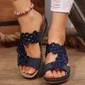 Eleganti sandali con zeppa blu scuro con ricami floreali dettagliati sui cinturini comodi - 36 / Blu