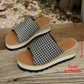 Détail des sandales compensées à plateforme de 7 cm avec brides en zigzag noir et blanc - Pied-de-poule Noir