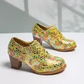 Vista dettagliata di scarpe stringate con tacco grosso e motivi metallici colorati - 38 / Giallo