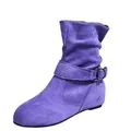 Vue détaillée d'une bottine plissée en daim violet avec boucle décorative et semelle plate - 35 / Violet
