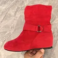 Modische rote flache Stiefeletten aus Wildleder mit dekorativer Schnalle und Rundzehen - Rot