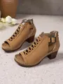 Detailansicht von braunen Peep-Toe-Sandalen mit Cut-outs und Blockabsatz - 36 / Khaki