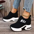 Vue détaillée des baskets compensées noires avec velcro et imprimé NO.1 sur bois - 35 / Noir