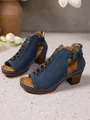 Detailansicht blauer klobiger Sandalen mit Cut-Outs, Fischmaul und Reißverschluss hinten - 36 / Marineblau
