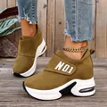 Vue détaillée des baskets compensées olive avec bride velcro 'NO.1' et semelle à bulle d'air - 35 / Beige