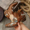 Vista detallada de botines Western marrones con bordado floral y tacón de bloque. - 35 / Tostado