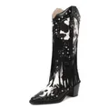 Detailweergave van zwarte cowboylaarzen met koeienprint, franjes en zilveren studs. - 38 / Zwart