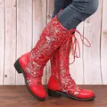 Detailansicht roter bestickter Blumen-Ritterstiefel mit Schnürung und Reißverschluss - Rot-Gemustert