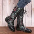 Detailansicht von Vintage-Kniestiefeln mit Blumenstickerei und Schnürung - Schwarz-Gemustert