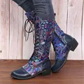 Detailansicht der bestickten hohen Ritterstiefel mit Blockabsatz und Reißverschluss - Blau Gemustert