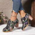Vue de côté de bottines en satin vintage avec broderies florales et talons épais. - 36 / Style en Satin Brodé / Noir