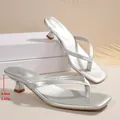 Elegantes sandalias de dedo plateadas con tacón de aguja, punta cuadrada y 4 cm. - 38 / Plateado (008-008)