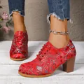 Détail de chaussures vintage en satin brodé à lacets et talons blocs rouges élégants - 36 / Style en Satin Brodé / Rouge