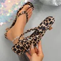 Primer plano de sandalias de dedo con estampado de leopardo, punta cuadrada y tacón de aguja. - 38 / Estilo Estampado de Leopardo (A817) / Leopardo Amarillo