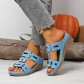 Modische hellblaue Keilsandaletten für Damen mit dekorativen Metallschnallen und Hohlmuster - 36 / Himmelblau
