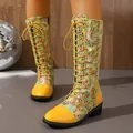 Leuchtend gelbe Schnürstiefel im Ritterstil mit buntem Punktmuster und Blockabsatz für Damen - Gelb-Pailletten