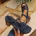 Sandales élégantes bleu marine à talons épais pour femmes avec design ajouré et boucle - Bleu