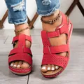 Sandales compensées rouges avec motifs floraux creux et surpiqûres blanches déco - 36 / Rouge