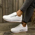 Vue détaillée de baskets blanches confortables de style GAT avec une fermeture éclair. - 36 / Blanc