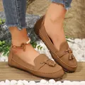 Detailopname van bruine dames loafers met kwastjes, zachte zool en sierlijke stiksels - 36 / Bruin