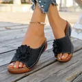 Élégantes sandales compensées noires pour femmes avec fleur décorative et bout ouvert. - 36 / Noir