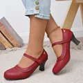 Detailansicht roter Retro Mary Jane Pumps mit Spulenabsatz und elegantem Riemen. - Rot
