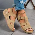 Sandales compensées kaki pour femmes avec motif ajouré au laser et bandes velcro - 36 / Marron
