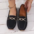 Detail van zwarte dames loafers met gouden ketting, comfortabele vrijetijdsschoenen - 36 / Zwart