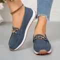 Mocassini blu vintage da donna in pelle scamosciata con catena dorata e suola bianca - 38 / Stile con Catena in Metallo / Blu