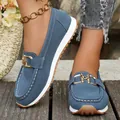 Mocassini piatti in pelle scamosciata blu da donna con una elegante fibbia dorata - 38 / Stile Decorativo con Morsetto / Blu