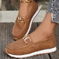 Bequeme braune Damen Loafer aus Wildlederimitat mit goldener Schnalle und weißer Sohle - 38 / Gebiss-Dekor-Stil / Braun