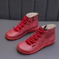 Stijlvolle rode platte enkellaarsjes voor dames met decoratieve veters en ritssluiting. - 36 / Rood