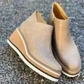 Détail de bottines à semelles compensées en cuir doré avec fermeture éclair et plateforme. - 35 / Or