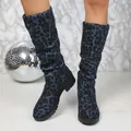 Gros plan de bottes souples à motif léopard bleu avec semelles épaisses pour femme - 35 / Imprimé Léopard Bleu