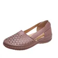 Detailansicht der malvenfarbenen Damen-Keilsandalen mit Lochmuster und weißen Nähten. - Rosa