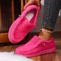 Close-up van felroze harige winterloafers met warme fleecevoering en elastische veters. - 36 / Roze