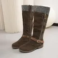 Stivali alti in camoscio marrone con risvolto in maglia grigia e fibbia decorativa. - 36 / Marrone